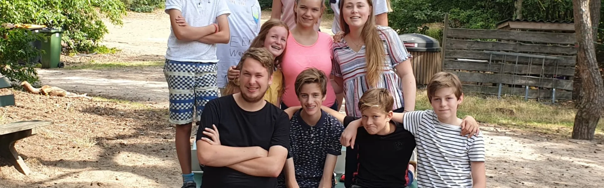Groepsfoto van deelnemers op een bospad
