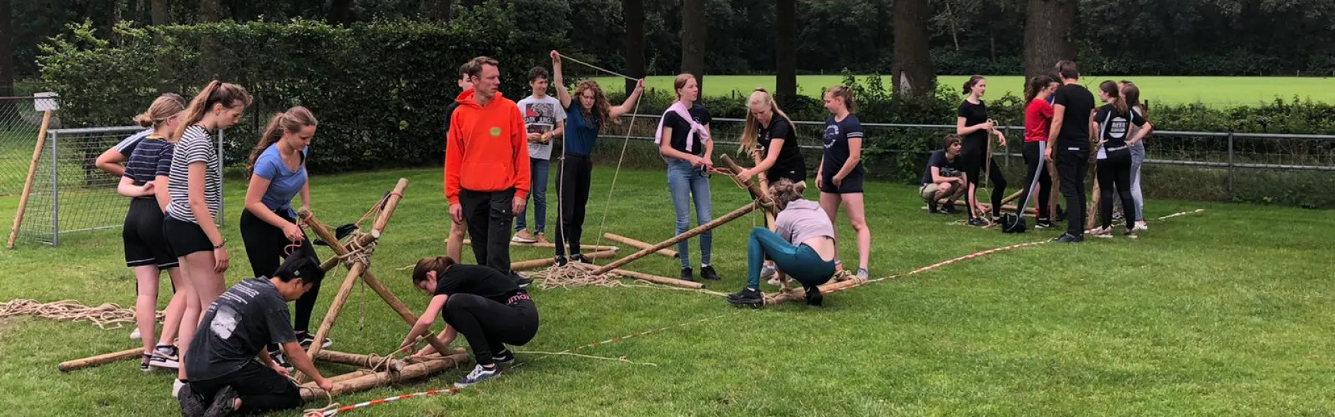 Deelnemers spelen een spel op het grasveld
