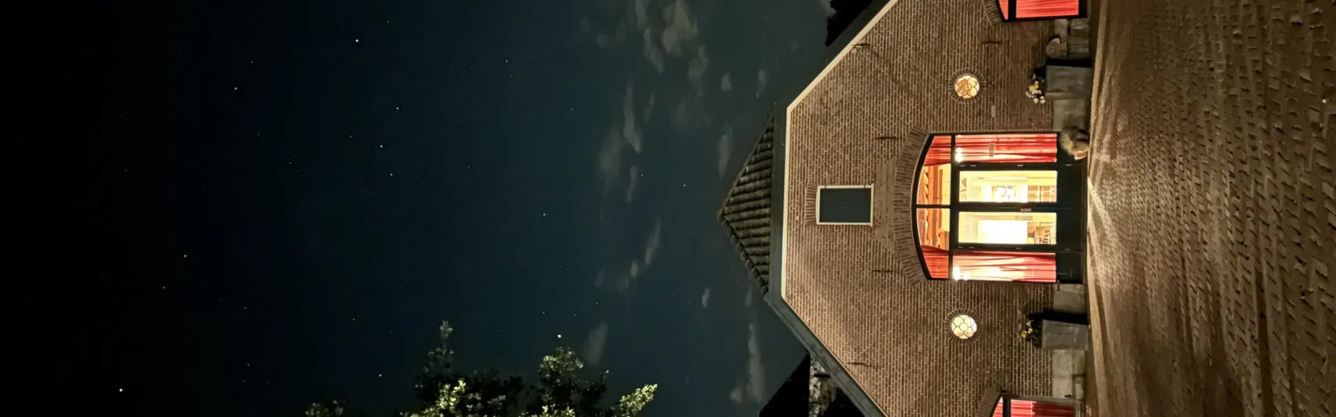 Verlicht kampgebouw in het donker