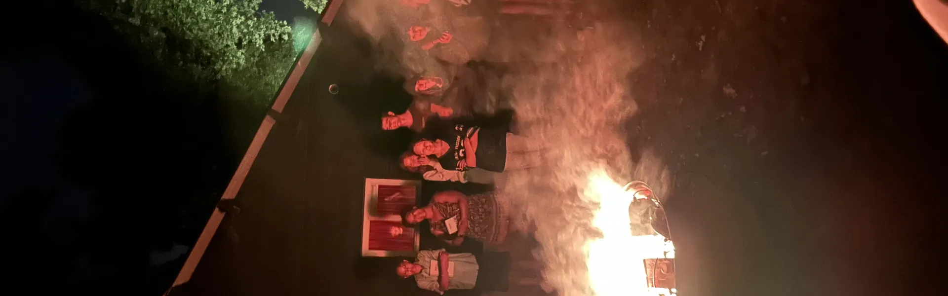 Groot kampvuur met vlammen in het donker