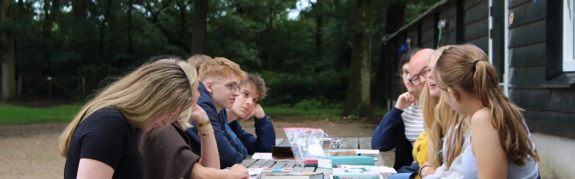 Deelnemers overleggen aan een picknicktafel