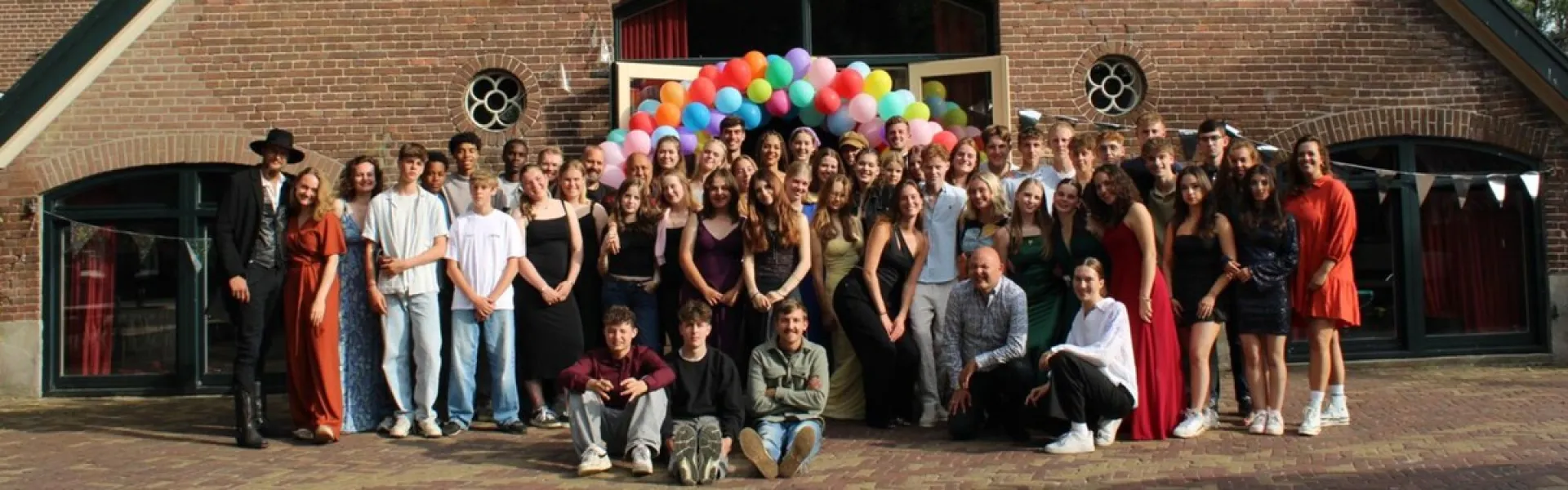 Groepsfoto van deelnemers in gala-kleding