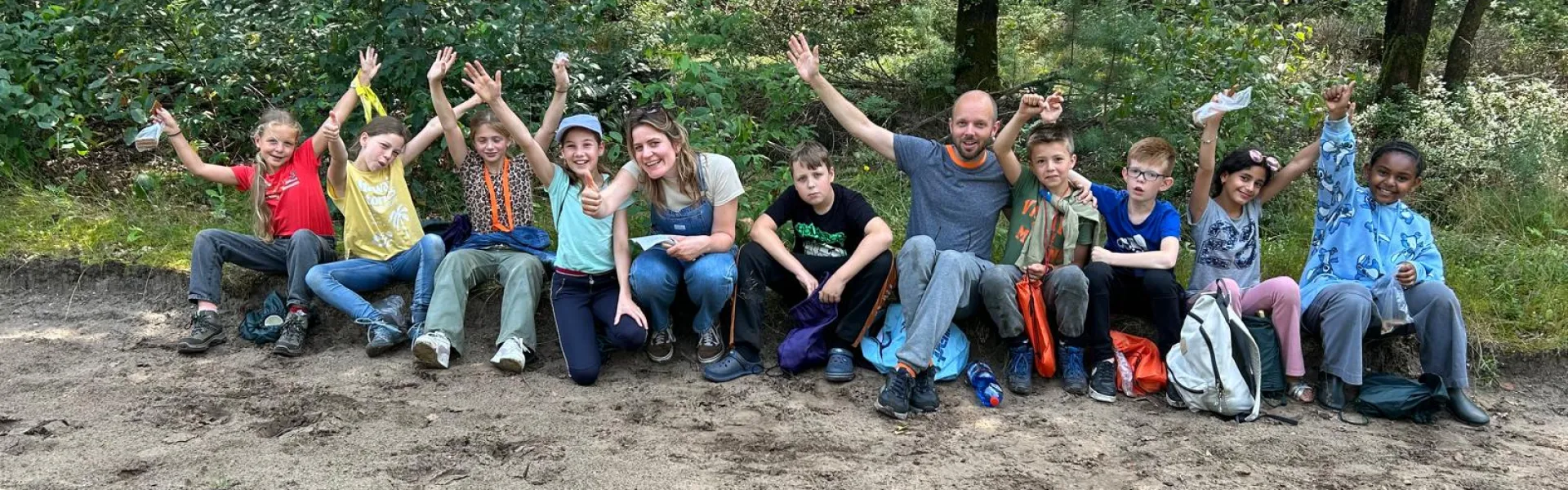 Deelnemers juichen op de zandvlakte