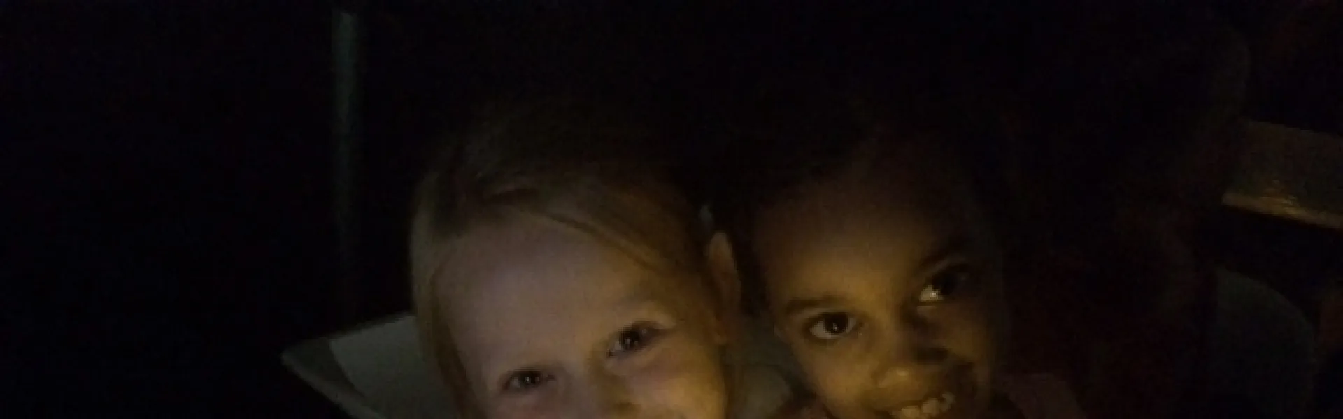 Twee kinderen met lichtjes in het donker