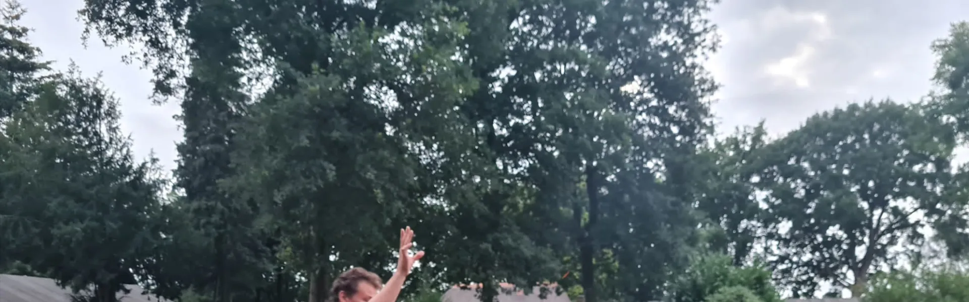 Kampleider spreekt de groep toe tijdens de complimentendag