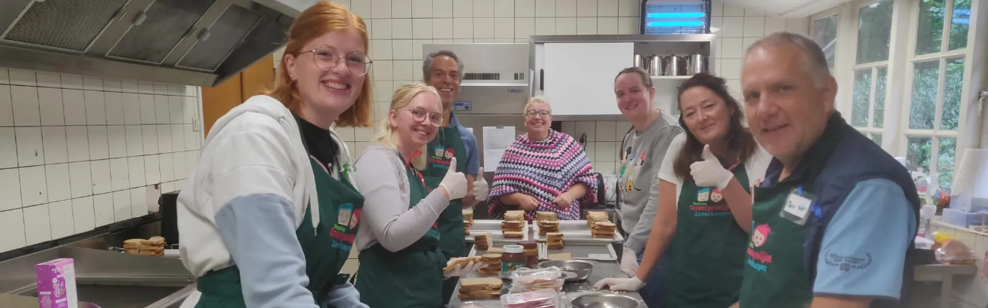 Keukenteam maakt broodjes klaar achter het buffet