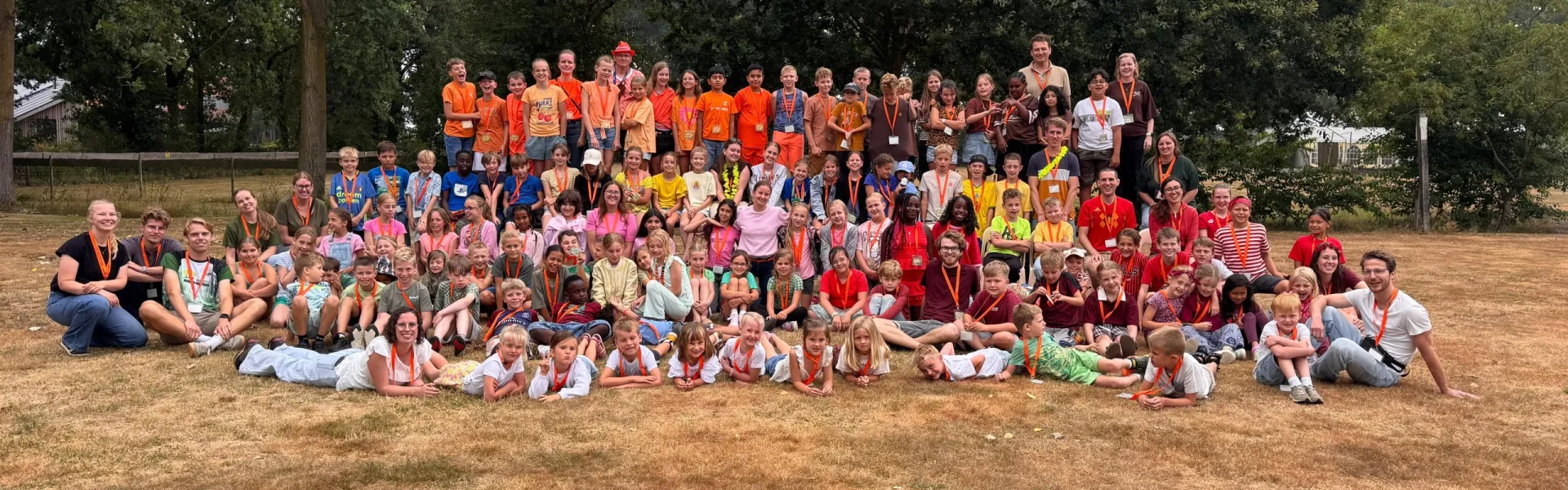 Grote groepsfoto van deelnemers na afloop van het kamp