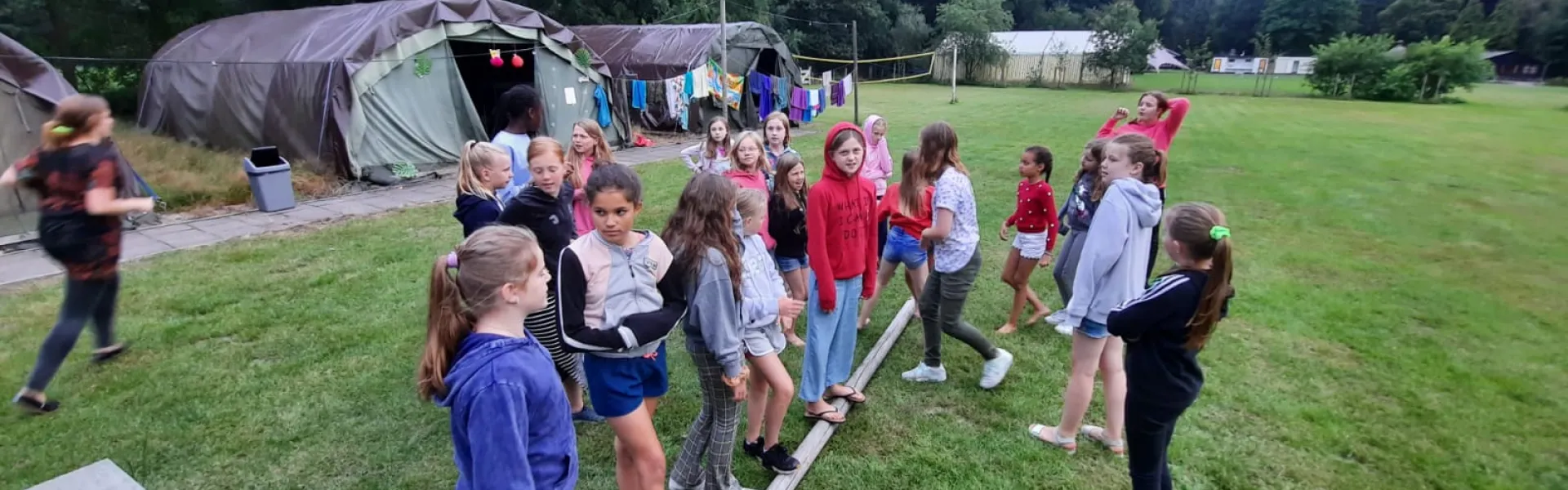 Deelnemers spelen een spel op het grasveld