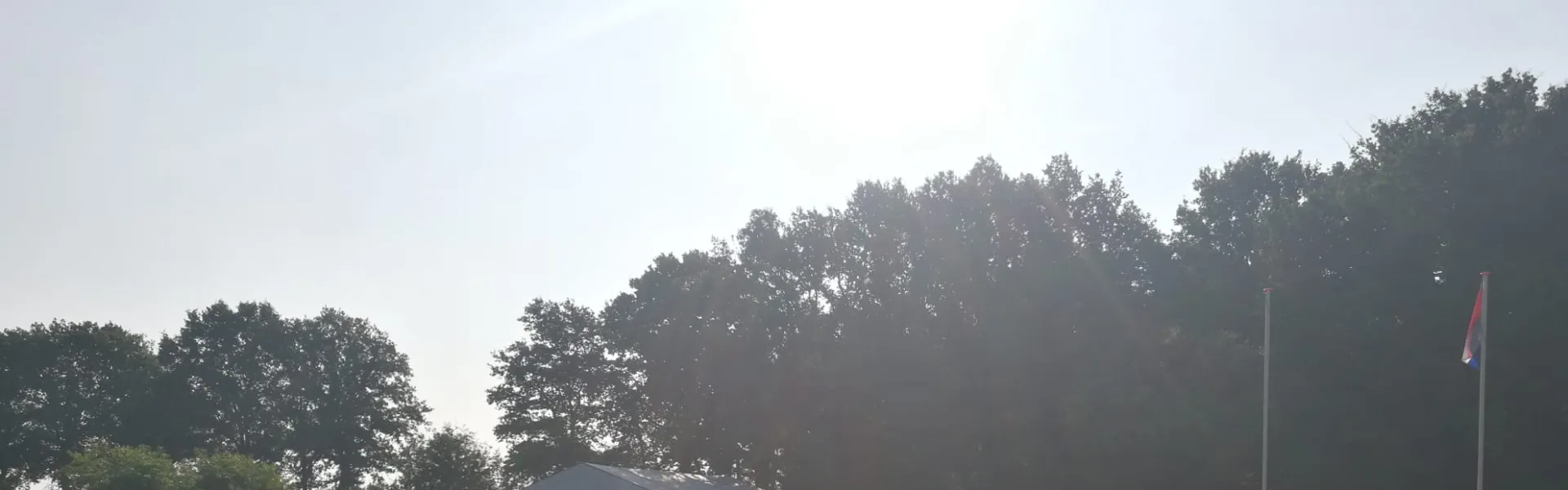 Deelnemers spelen een spel in het avondlicht