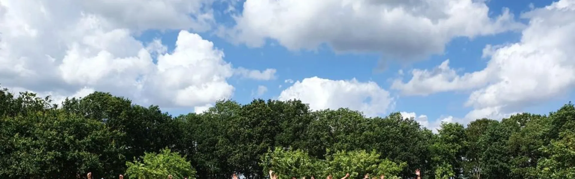 Grote groepsfoto van deelnemers op het grasveld