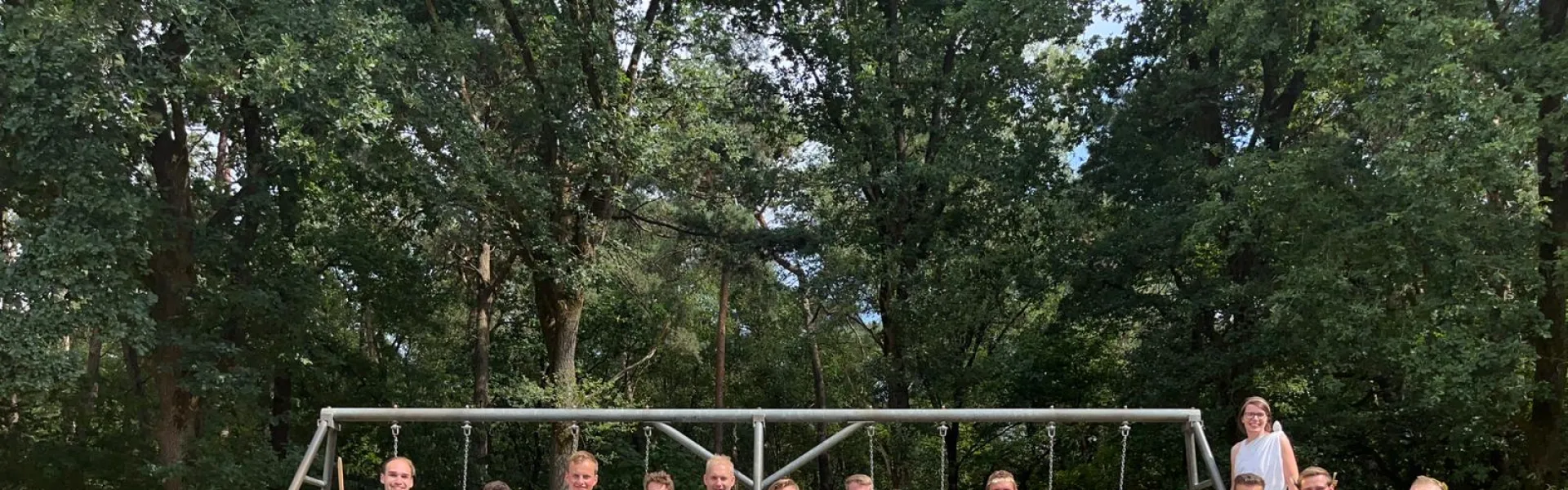 Verklede deelnemers poseren op het grasveld