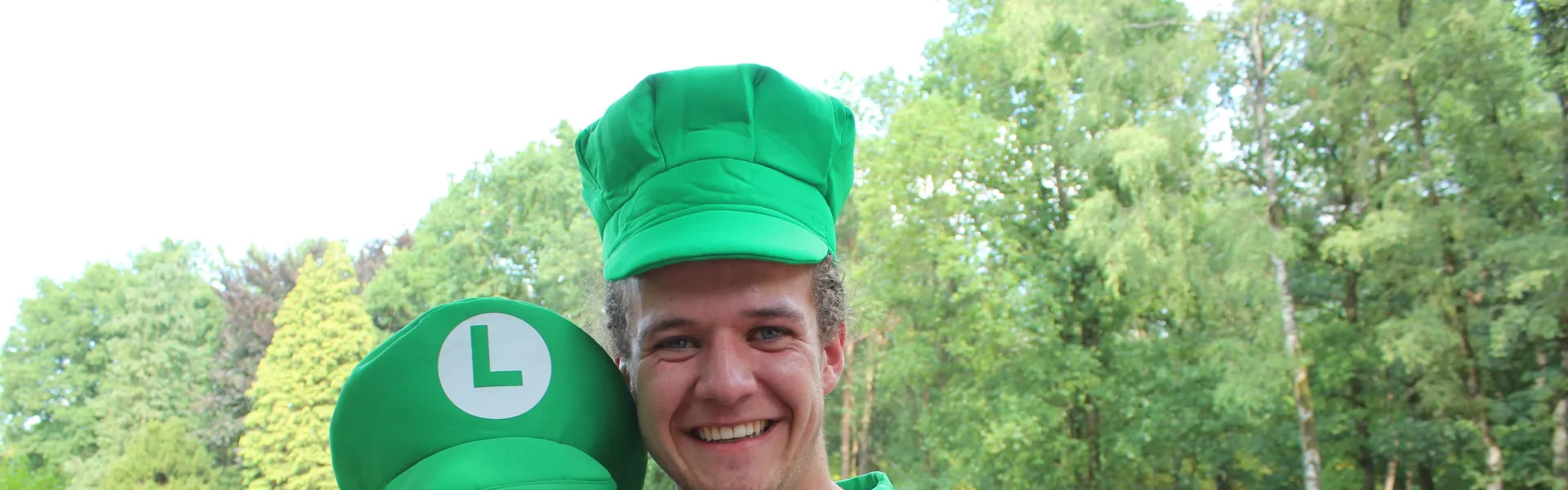 Kampleiding verkleed als Mario en Luigi