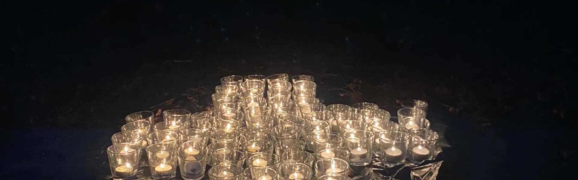 Lichtjes in de vorm van een kruis op het donkere veld