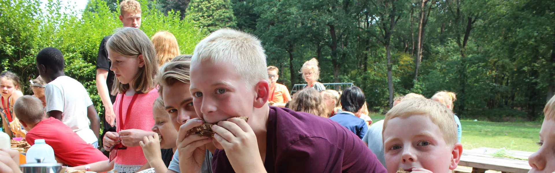 Deelnemers eten boterhammen aan tafel