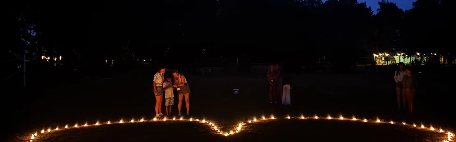 Lichtjes in een hartvorm op het veld bij schemer