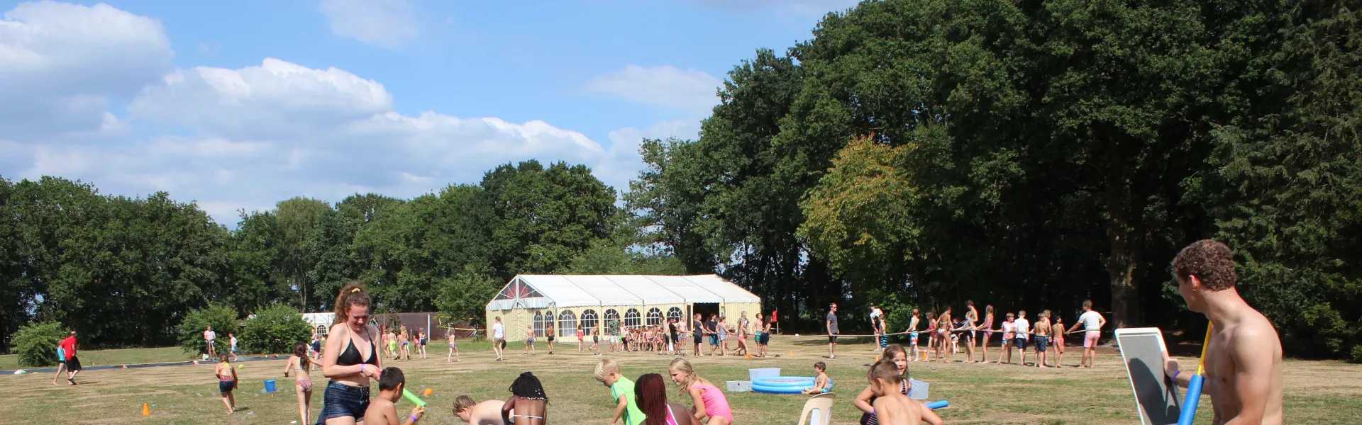 Deelnemers spelen buiten met water