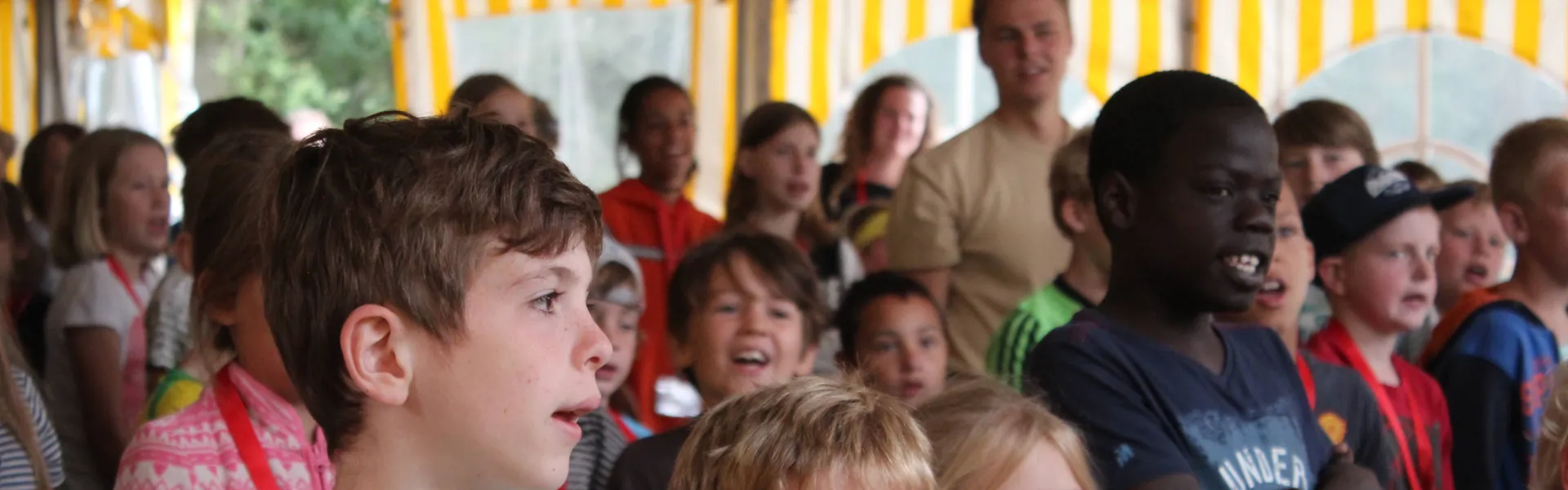 Deelnemers juichen tijdens het programma