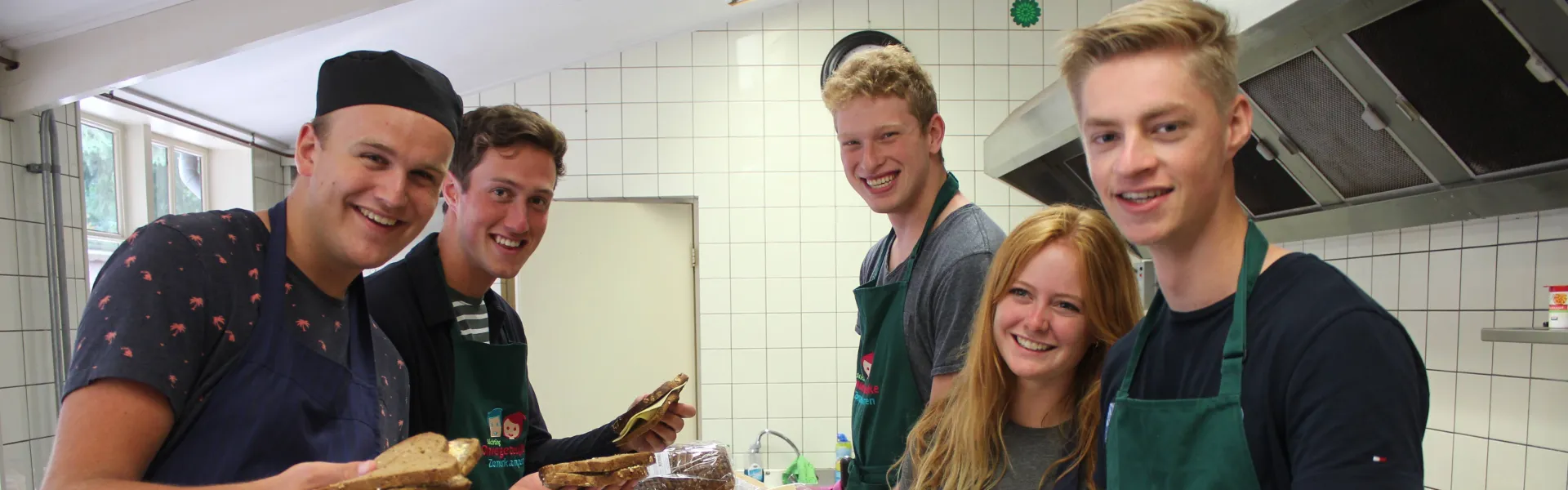 Keukenteam maakt broodjes klaar in de keuken
