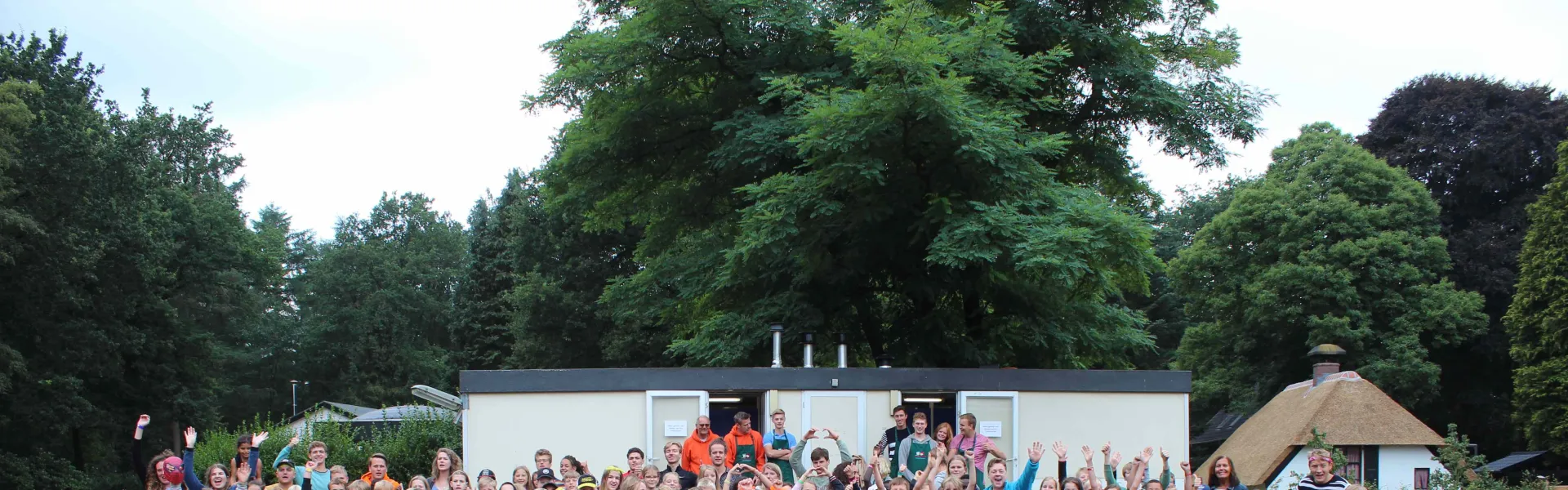 Grote groepsfoto van kinderkamp 2 op het grasveld