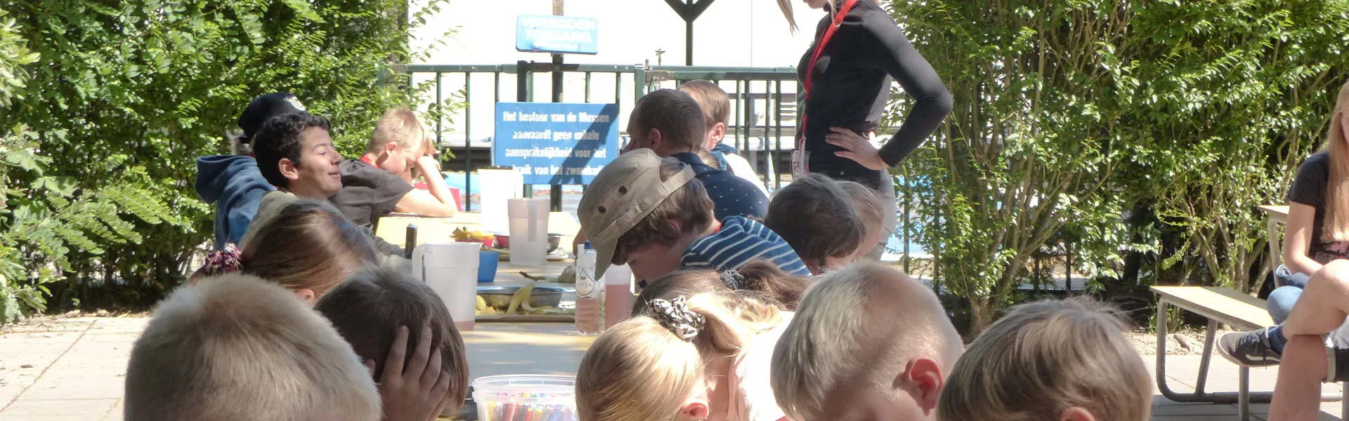 Kinderen knutselen aan tafel