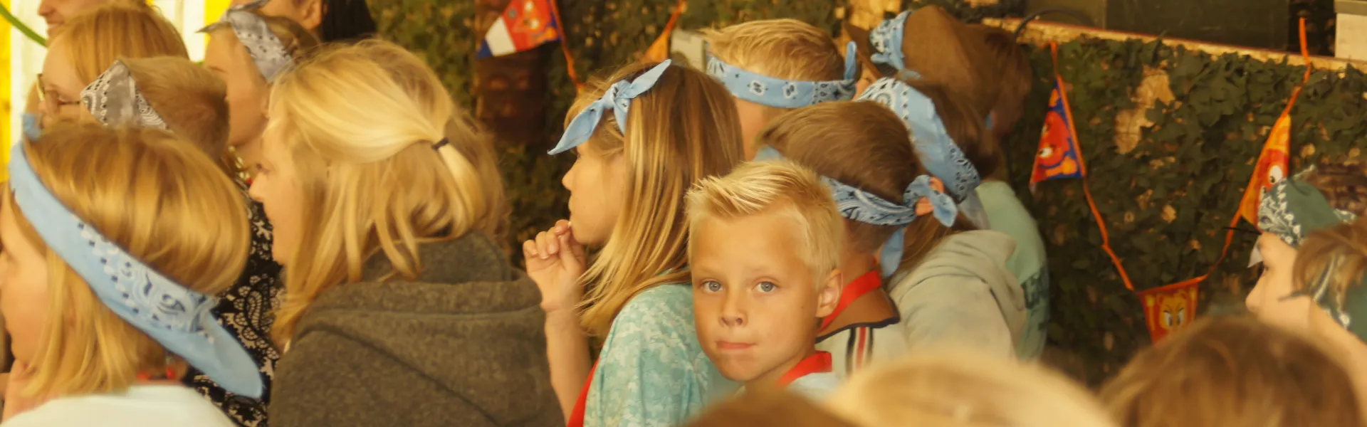 Deelnemers met feestmutsen tijdens een activiteit