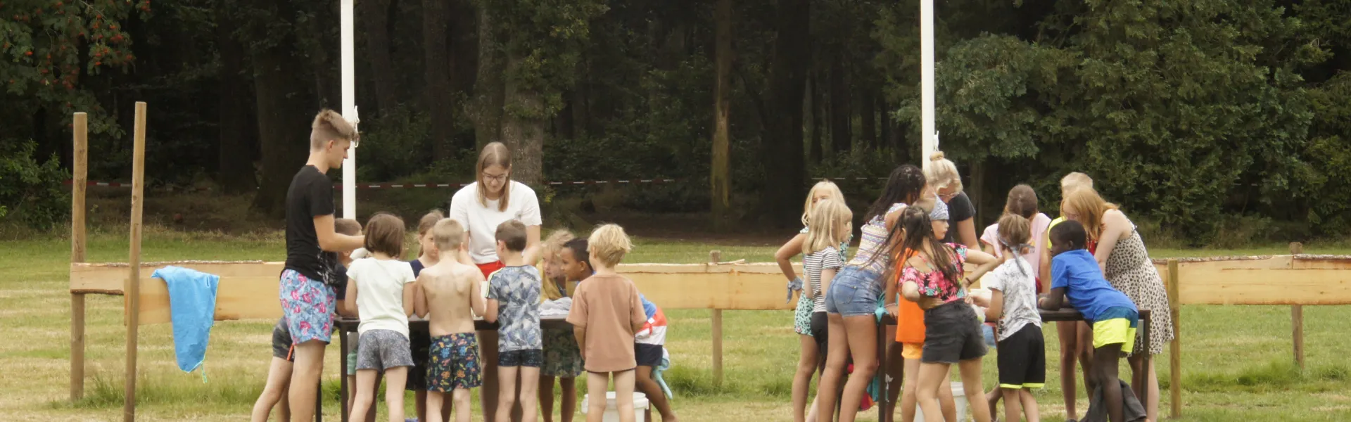 Deelnemers spelen een spel op het grasveld