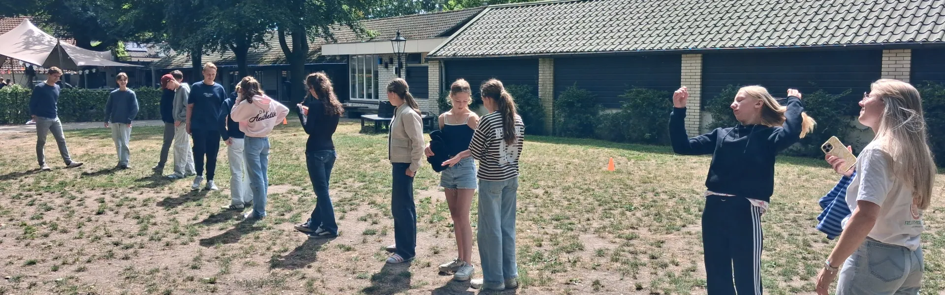 Deelnemers spelen een spel op het zandveld