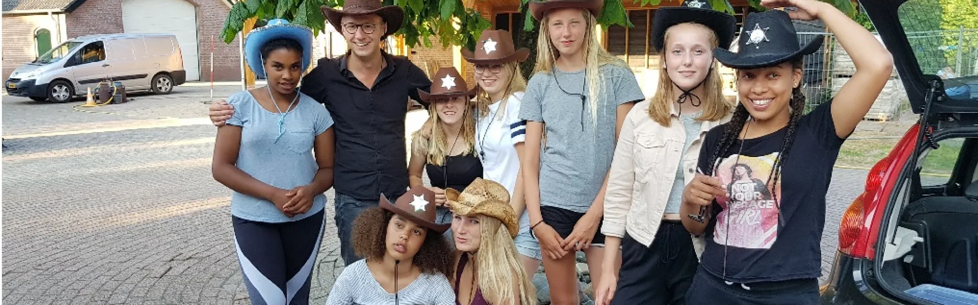 Verklede deelnemers bij een auto