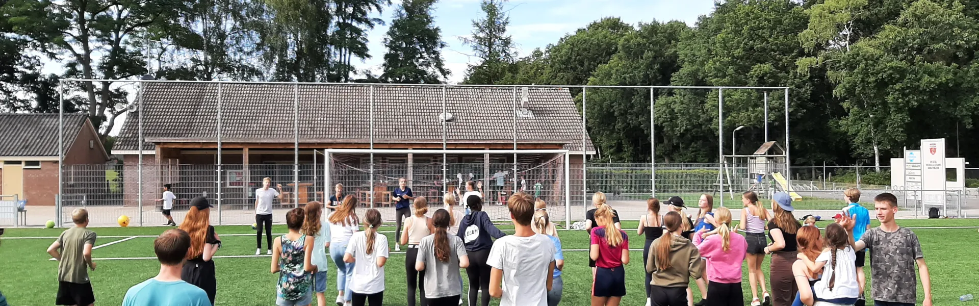 Deelnemers spelen een spel op het grasveld