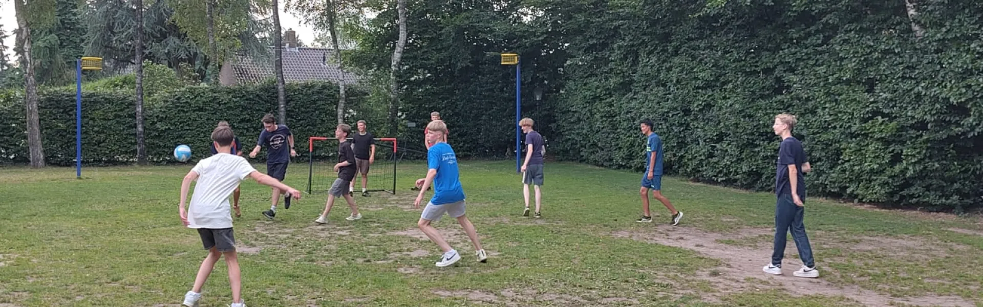 Deelnemers spelen een balspel op het grasveld