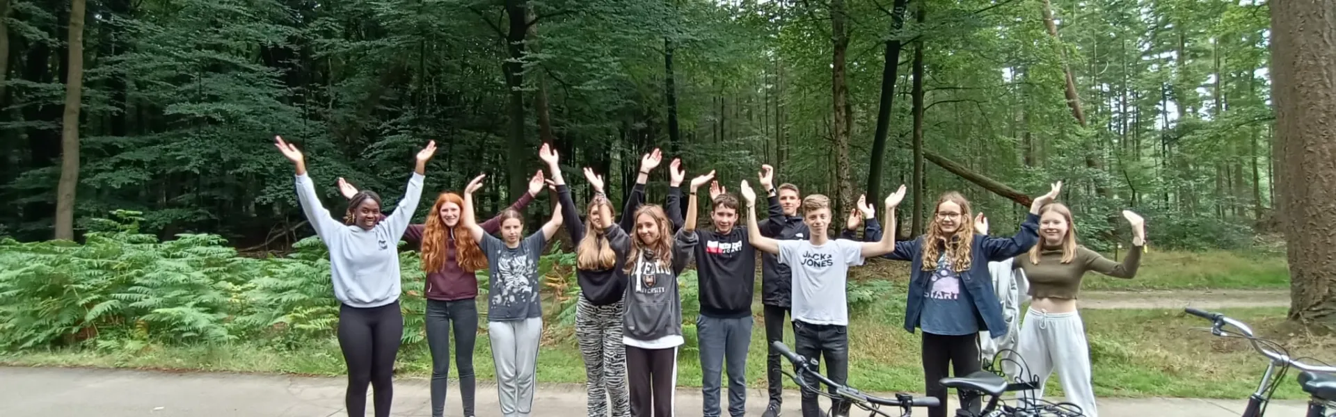 Deelnemers juichen met de armen omhoog