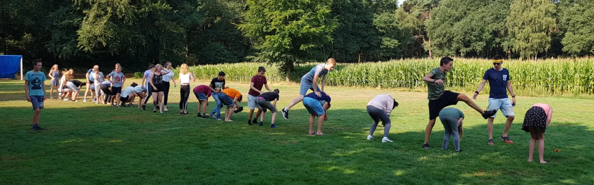 Deelnemers spelen een spel op het grasveld