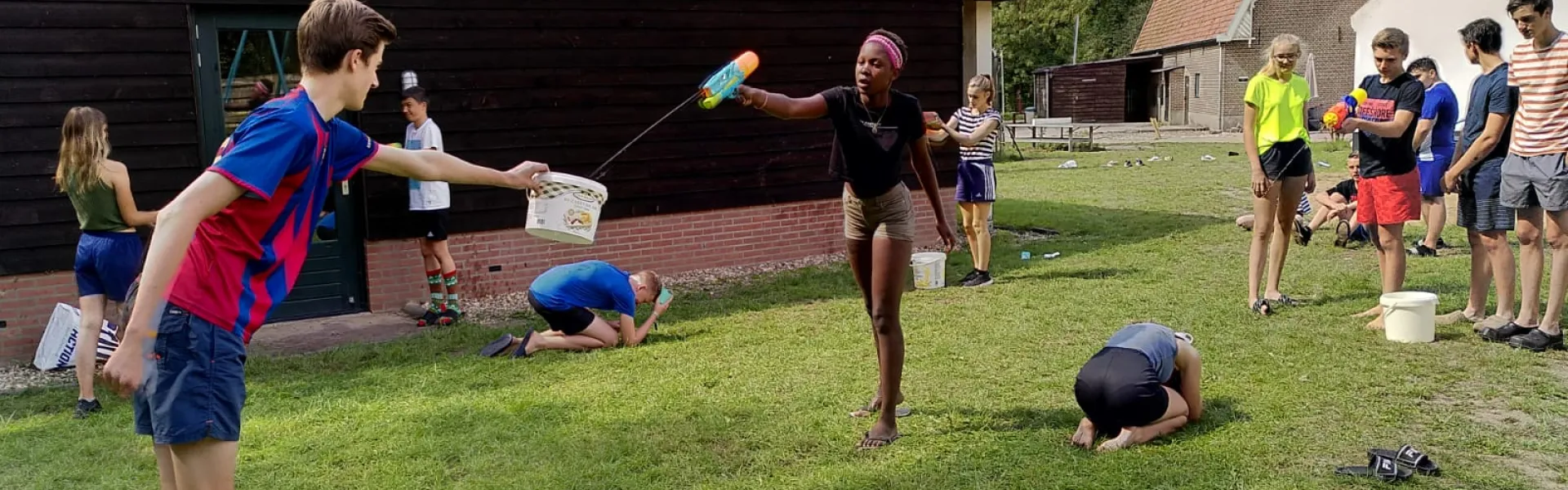 Deelnemers spelen een spel op het grasveld