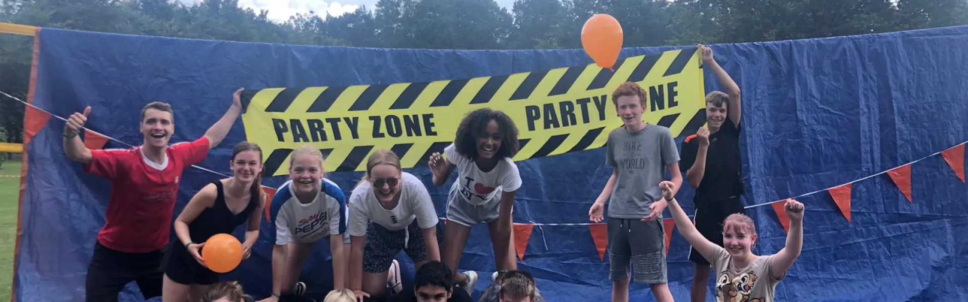 Deelnemers bij een opblaasbaar spel in de Party Zone