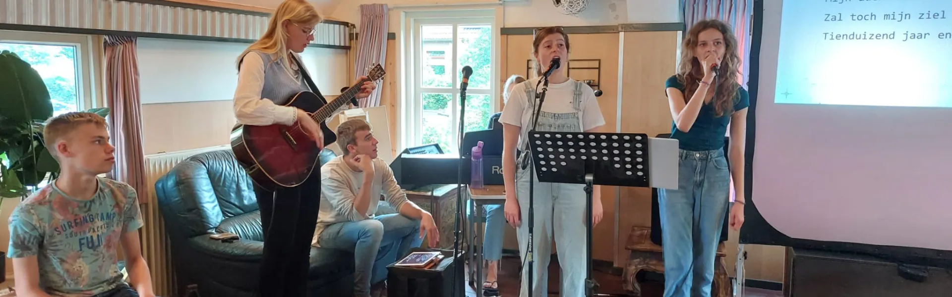Muziekteam speelt en zingt in de zaal
