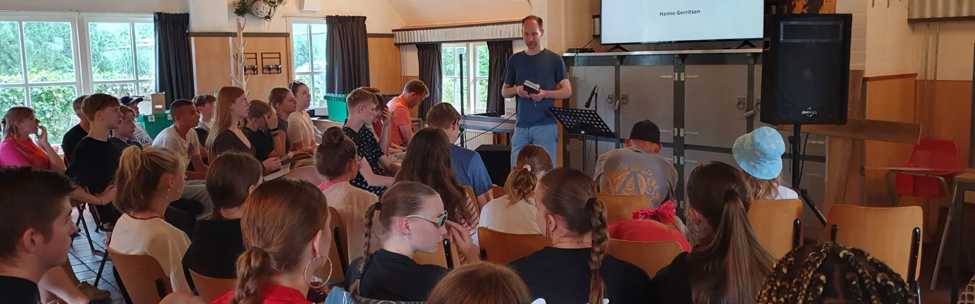 Volle zaal met deelnemers tijdens het programma