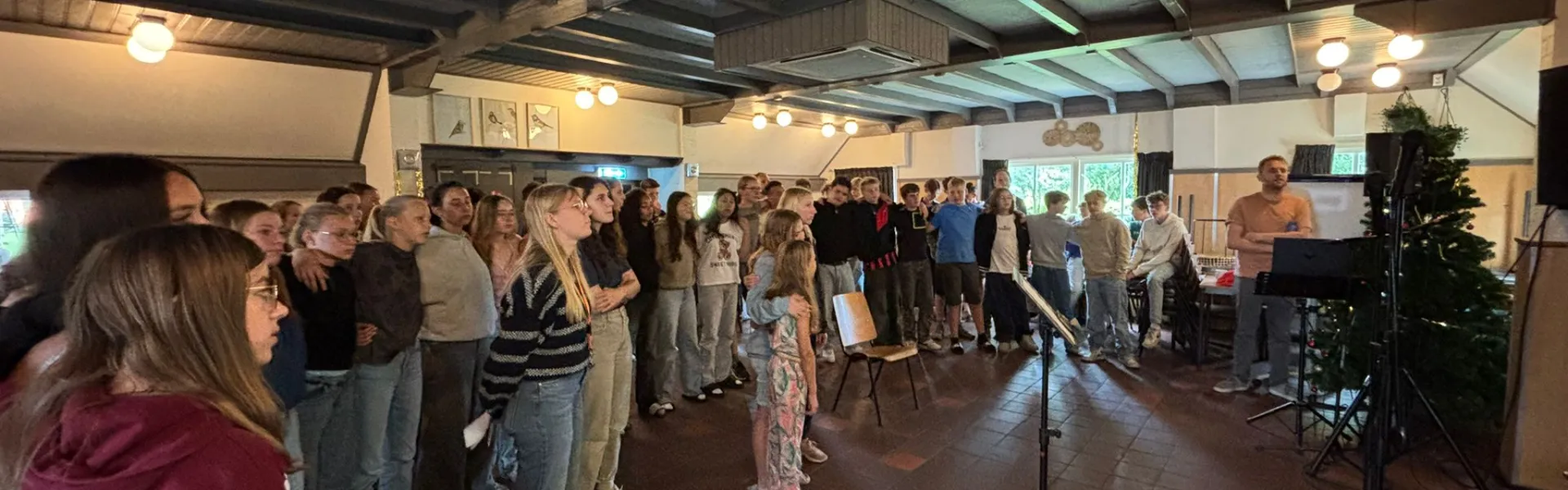 Deelnemers steken de handen omhoog tijdens het programma