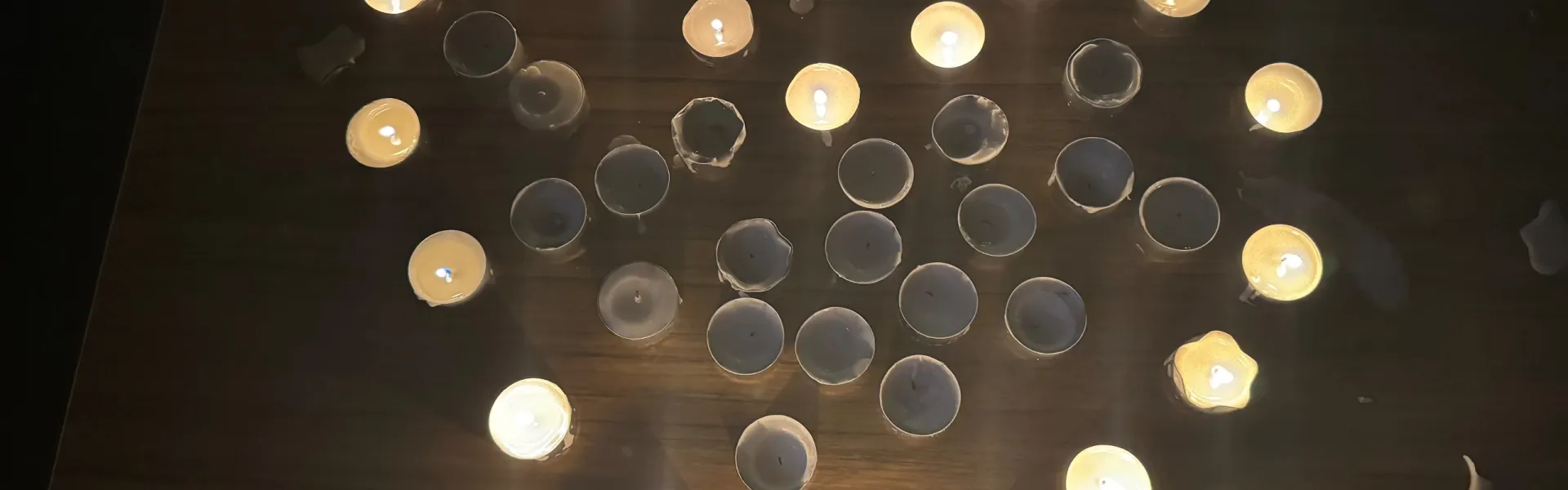 Waxinelichtjes in de vorm van een hart op tafel
