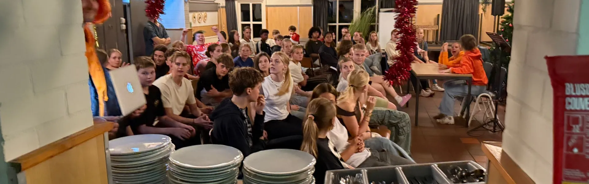 Stapels borden en pannen in de keuken tijdens het programma