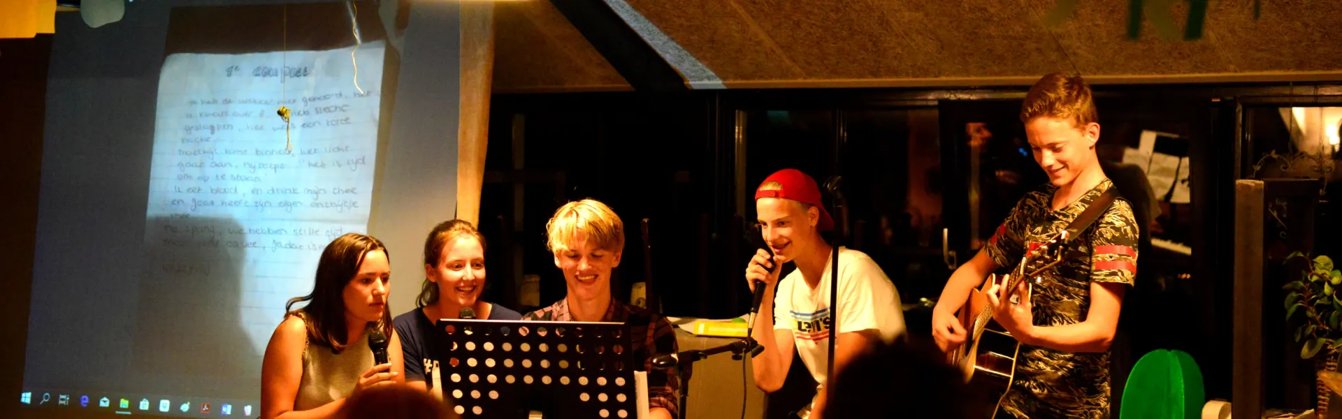 Muziekteam speelt in de zaal met sfeerverlichting