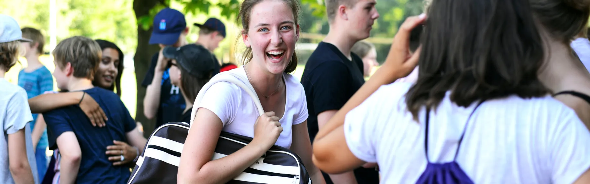 Deelnemers omhelzen elkaar bij het afscheid