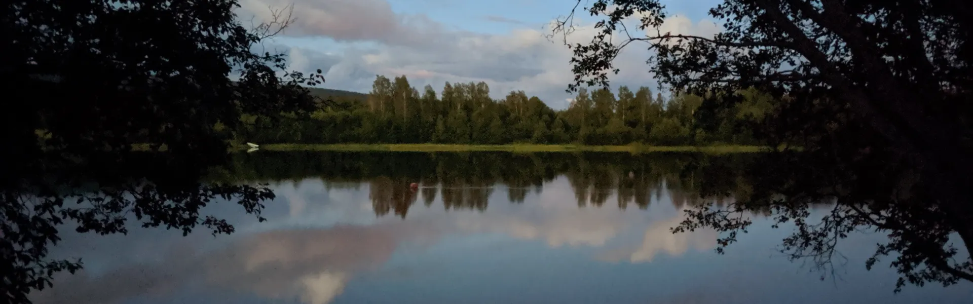 Meer met bos bij avondlicht