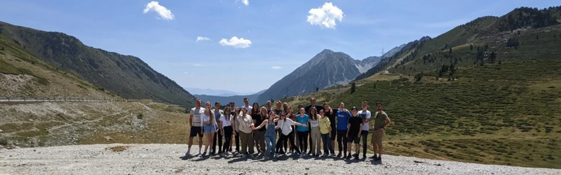 Groep deelnemers voor een berglandschap bij aankomst