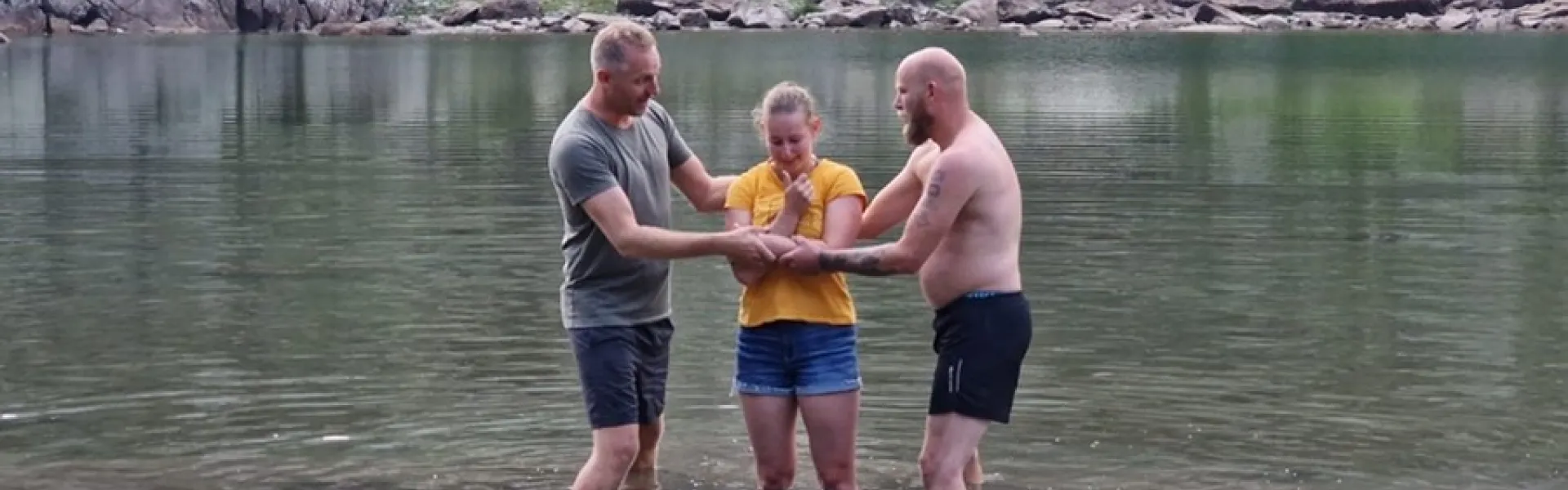 Doop in het water van een bergmeer