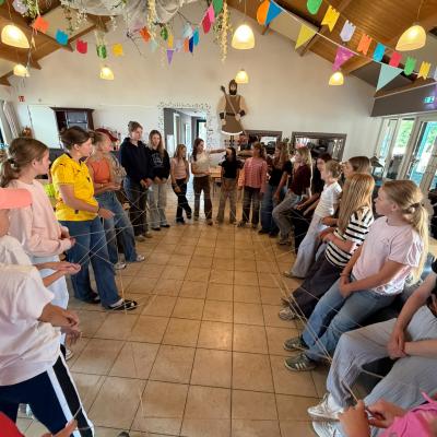 Deelnemers in de versierde zaal