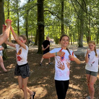 Deelnemers spelen een spel in het bos
