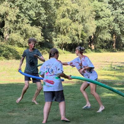 Deelnemers spelen een spel met opblaasstokken