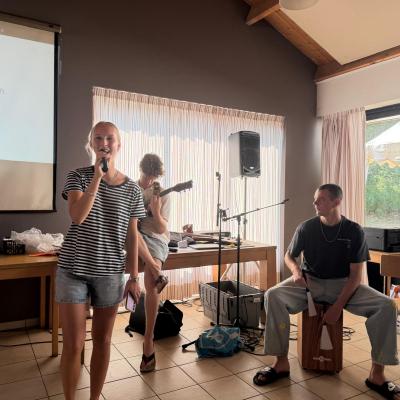 Deelnemer spreekt de groep toe in de zaal
