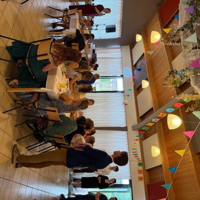 Deelnemers in de versierde zaal