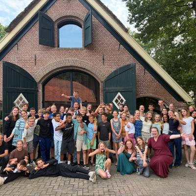 Groepsfoto van deelnemers bij de kapel